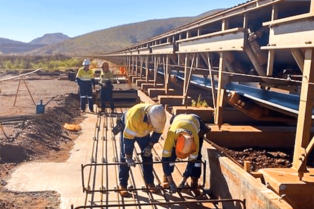 NWMC team working on a flanking project on the Pilbara mine site